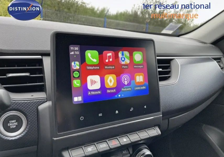 Vue intérieure du tableau de bord du Renault Arkana 2023, écran tactile central affichant les applications connectées.