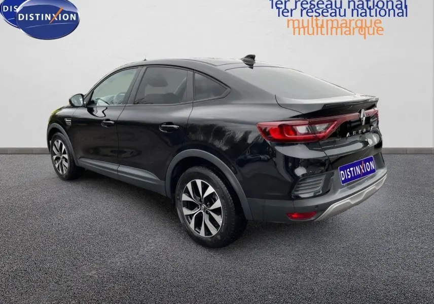 Vue 3/4 arrière droite d'une Renault Arkana noire 2023 avec jantes bi-ton et feux arrière LED distinctifs.