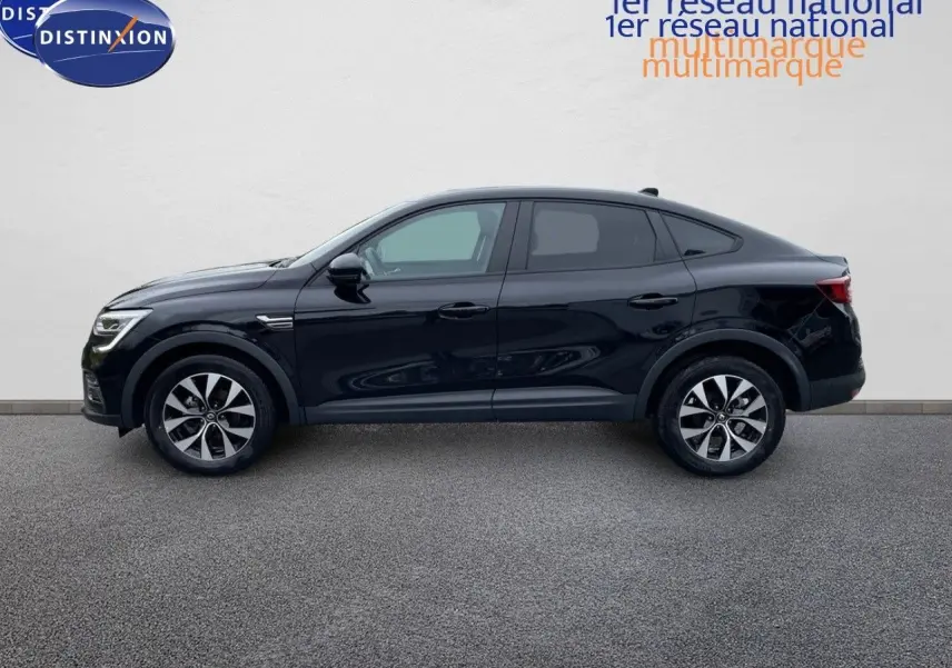 Profil latéral droit d’un Renault Arkana noir 2023 avec jantes bi-ton et lignes fluides caractéristiques du SUV coupé.