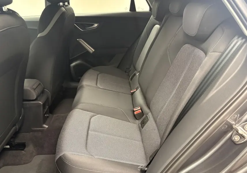 Vue intérieure côté droit des sièges arrière en tissu gris de l'Audi Q2 35 TFSI S Line 2026.
