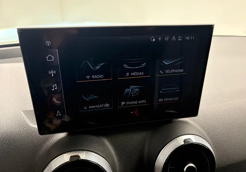 Écran tactile central de l’Audi Q2 35 TFSI S Line 2026, affichant les options multimédias et navigation.
