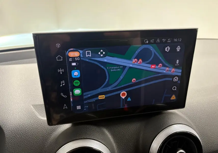 Écran central tactile de navigation affichant une carte, intégré au tableau de bord d'un Audi Q2 35 TFSI S line.