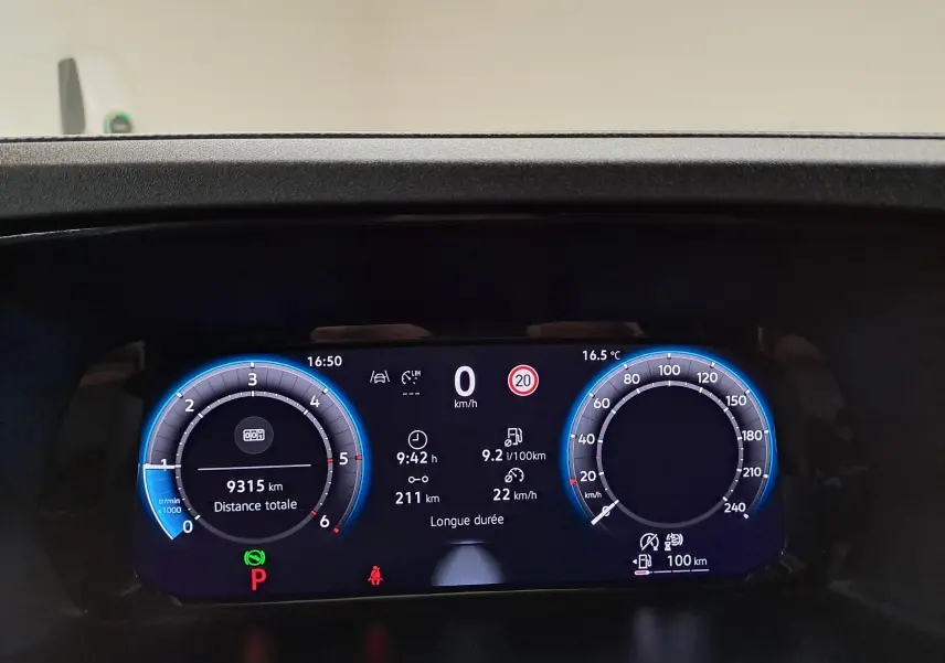 Affichage numérique du tableau de bord Digital Cockpit Pro du Volkswagen Caddy 2.0 TDI blanc, montrant vitesse, compte-tours et informations de conduite.