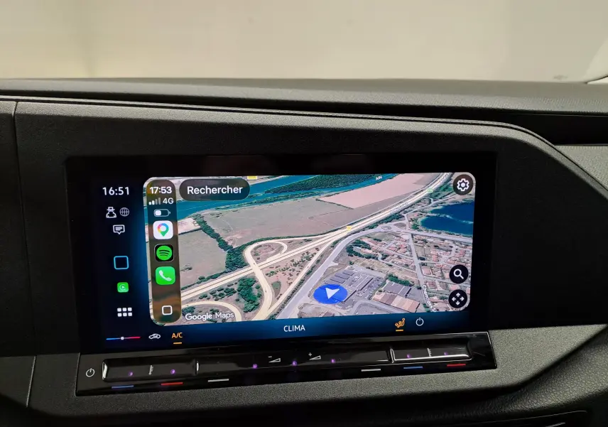 Écran tactile central affichant la navigation Google Maps dans l'habitacle du Volkswagen Caddy blanc.