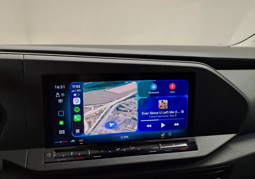 Écran tactile central du tableau de bord du Volkswagen Caddy 2025, affichant navigation et musique.