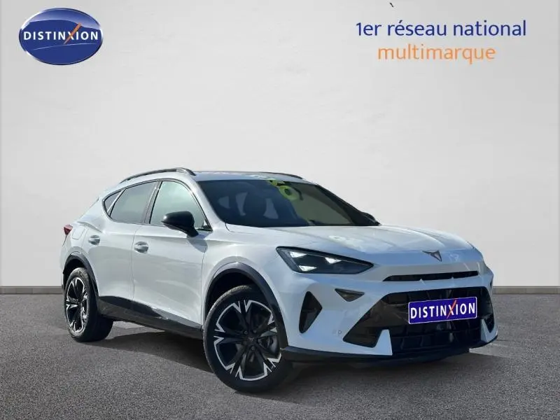 Vue 3/4 avant droite du CUPRA Formentor blanc Nevada métallisé avec jantes noires distinctives et calandre marquée.