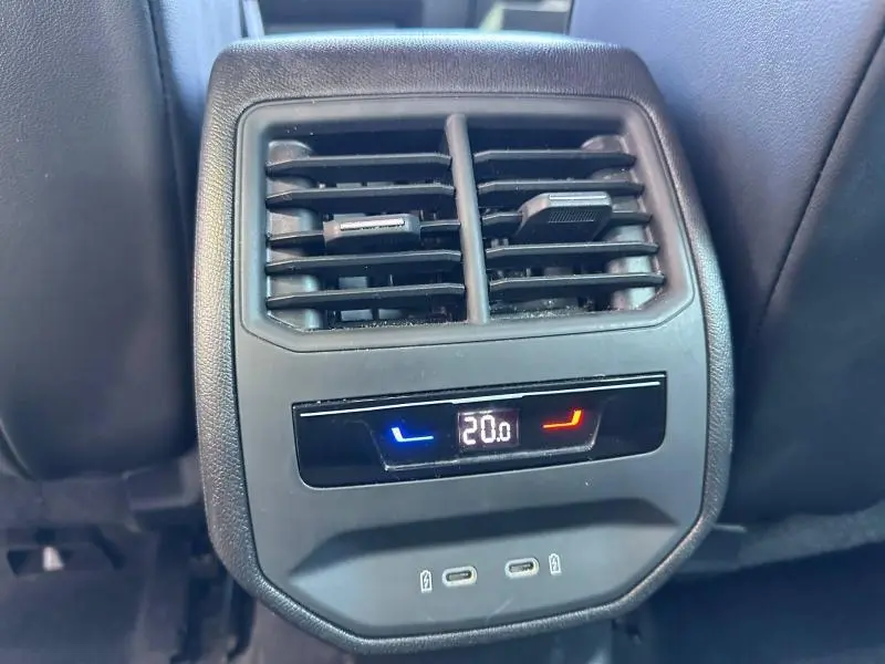 Détail des aérateurs arrière et commandes de climatisation digitale dans l'habitacle du CUPRA Formentor blanc Nevada 2025.