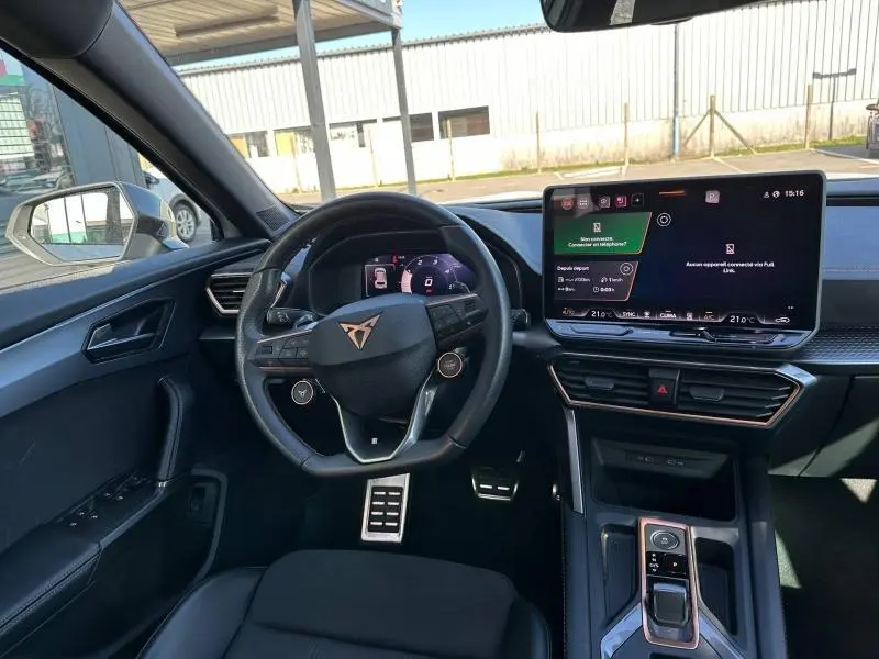 Vue intérieure côté conducteur du CUPRA Formentor 2.0 TDI 150ch 2025, avec volant multifonction et écran tactile large.