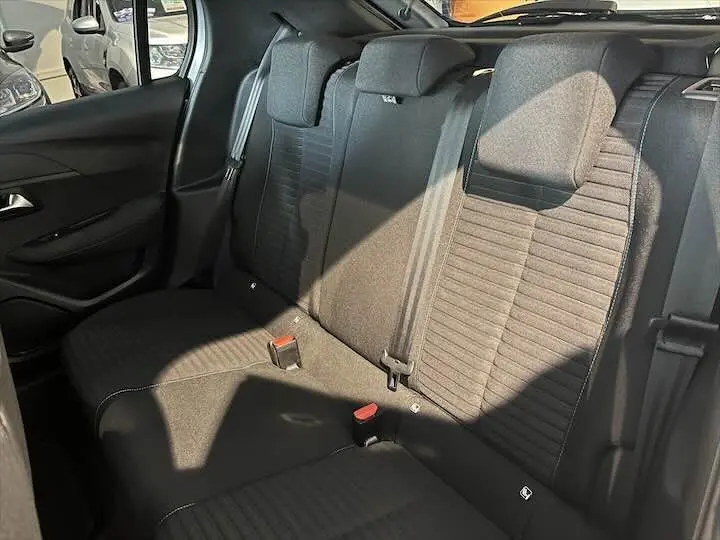 Vue intérieure sur les sièges arrière gris noir de la Peugeot 208 1.2 100 CH STYLE, avec ceinture de sécurité visible côté gauche.
