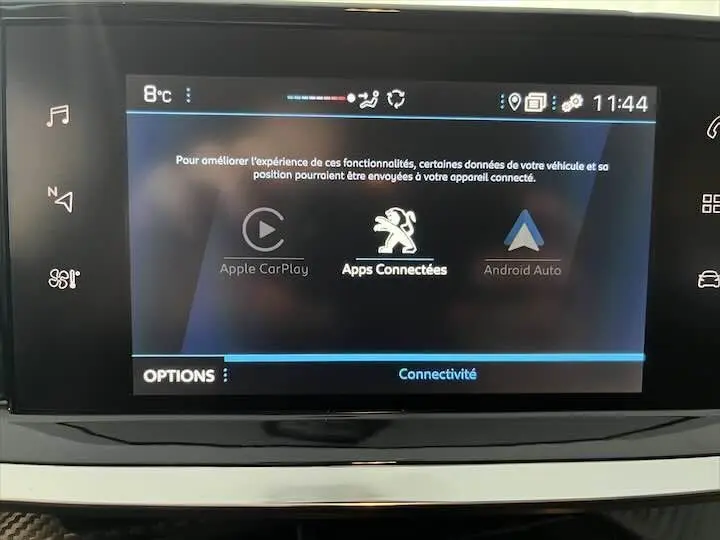 Écran tactile central de la Peugeot 208 2022 affichant les options Apple CarPlay, Apps Connectées et Android Auto.