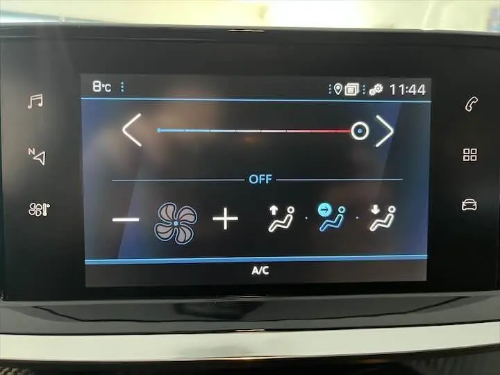 Écran tactile du système de climatisation de la Peugeot 208 gris Artense, affichant les réglages de température et ventilation.