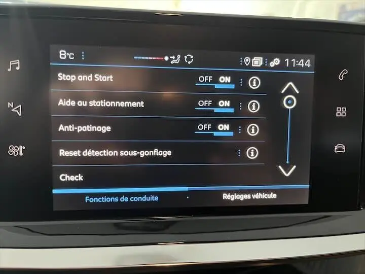 Écran tactile du tableau de bord de la Peugeot 208 1.2 100 CH Style affichant les réglages d'aide à la conduite.