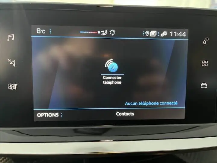 Écran tactile central de la Peugeot 208 2022 affichant la connexion Bluetooth pour téléphone, intérieur gris noir.