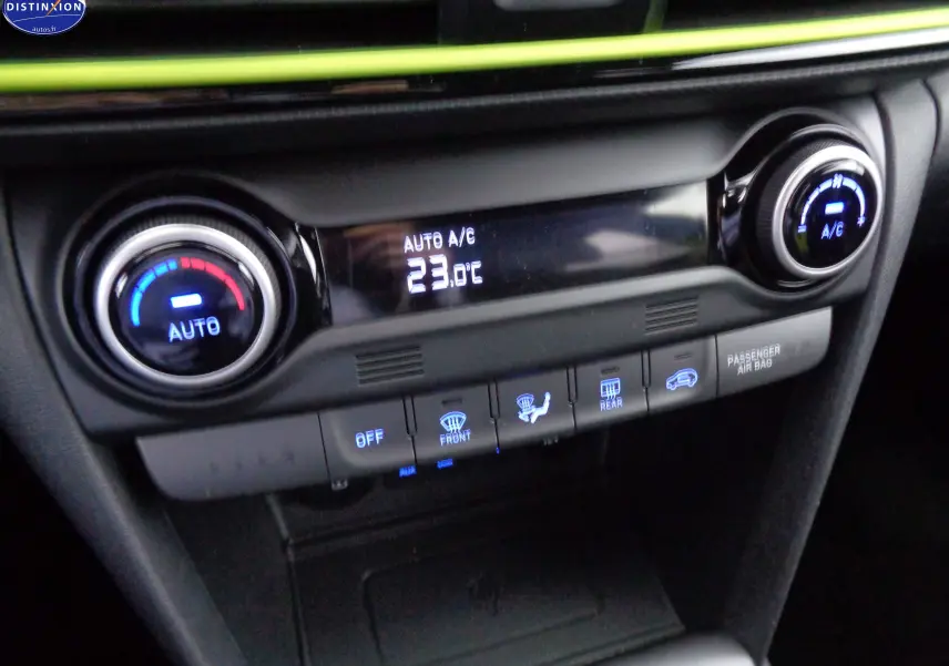 Vue rapprochée de la console centrale du Hyundai Kona 2019, affichant la climatisation automatique réglée à 23°C.