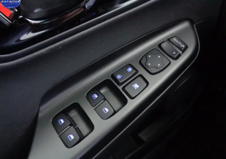 Panneau de commandes des vitres et rétroviseurs côté conducteur du Hyundai Kona 1.6 CRDI 115CH Creative noir.