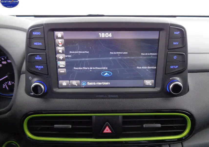 Vue rapprochée de l’écran tactile central du Hyundai Kona 2019 avec navigation et cadre d’aération vert acidulé.