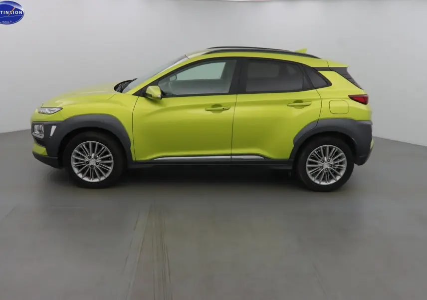 Profil latéral droit d'un Hyundai Kona 2019 en jaune acidulé avec protections noires sur les passages de roues.
