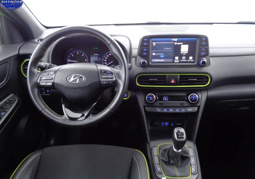 Intérieur avant du Hyundai Kona 1.6 CRDI 115CH Creative 2019, volant cuir, surpiqûres vertes et console centrale avec écran tactile.