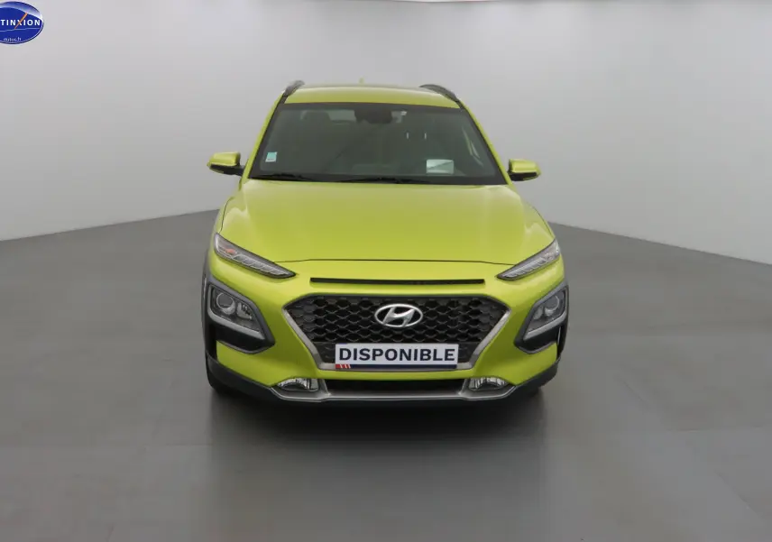Vue frontale d'un Hyundai Kona 2019 en jaune acidulé avec calandre noire et phares LED distinctifs.