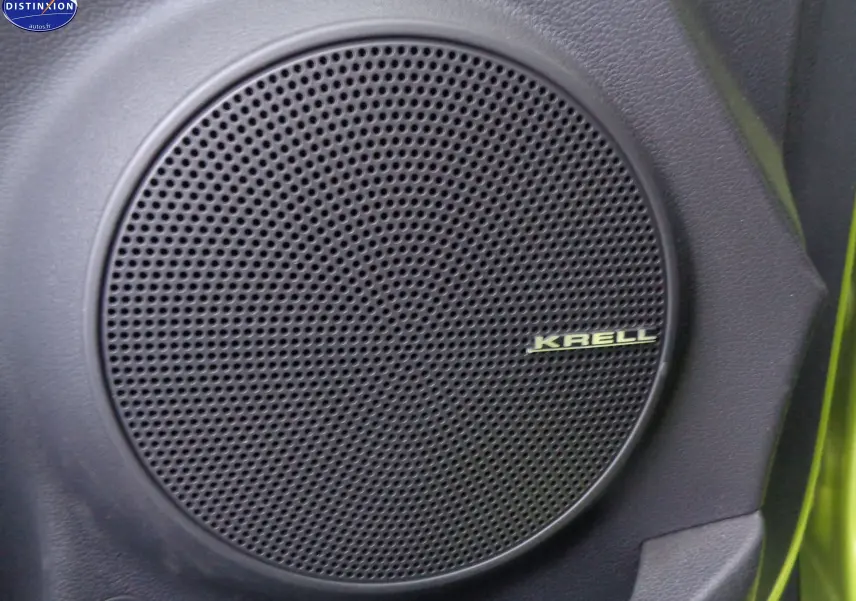 Gros plan sur le haut-parleur Krell intégré à la porte intérieure noire du Hyundai Kona Acid Yellow 2019.