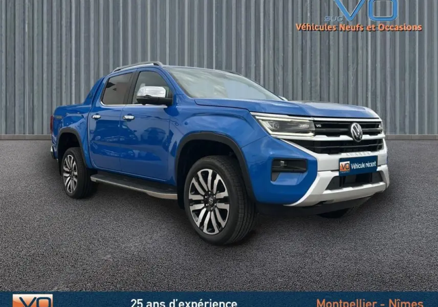 Volkswagen Amarok Aventura bleu en 3/4 avant droit avec jantes alliage 21 pouces et marchepieds visibles.