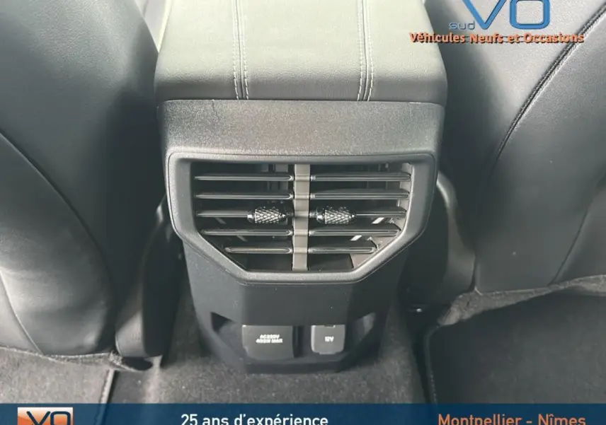 Gros plan sur la console arrière avec bouches d'aération et prises USB du Volkswagen Amarok Simple Cabine bleu 2025.