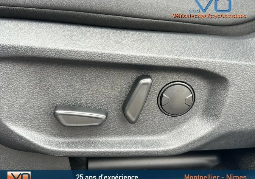 Commandes électriques de réglage du siège conducteur sur Volkswagen Amarok Simple Cabine bleu 3/4 avant intérieur
