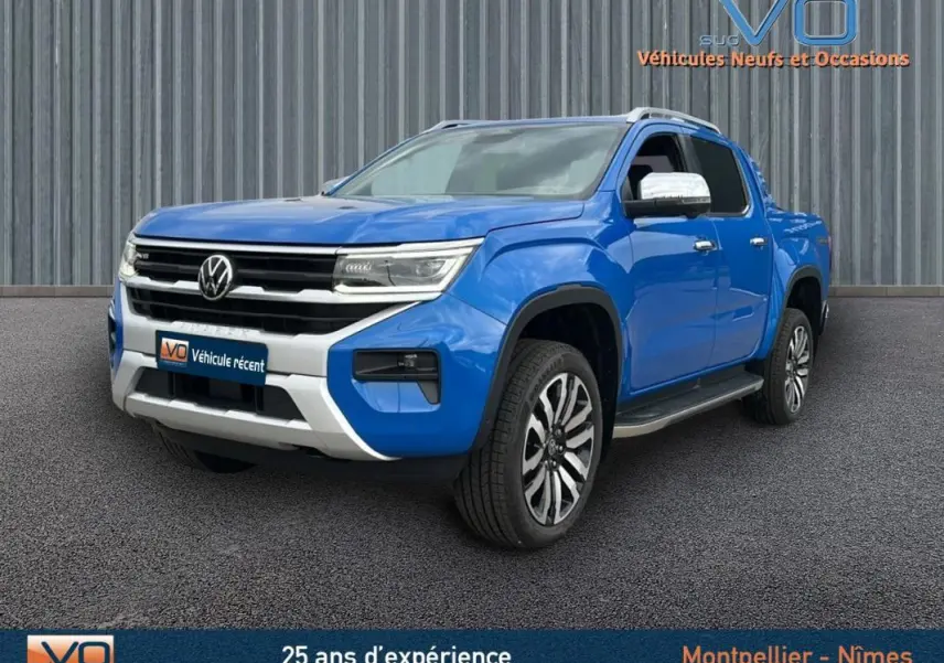 Volkswagen Amarok Simple Cabine bleu en 3/4 avant droit, avec jantes alliage 21 pouces et marchepieds visibles.