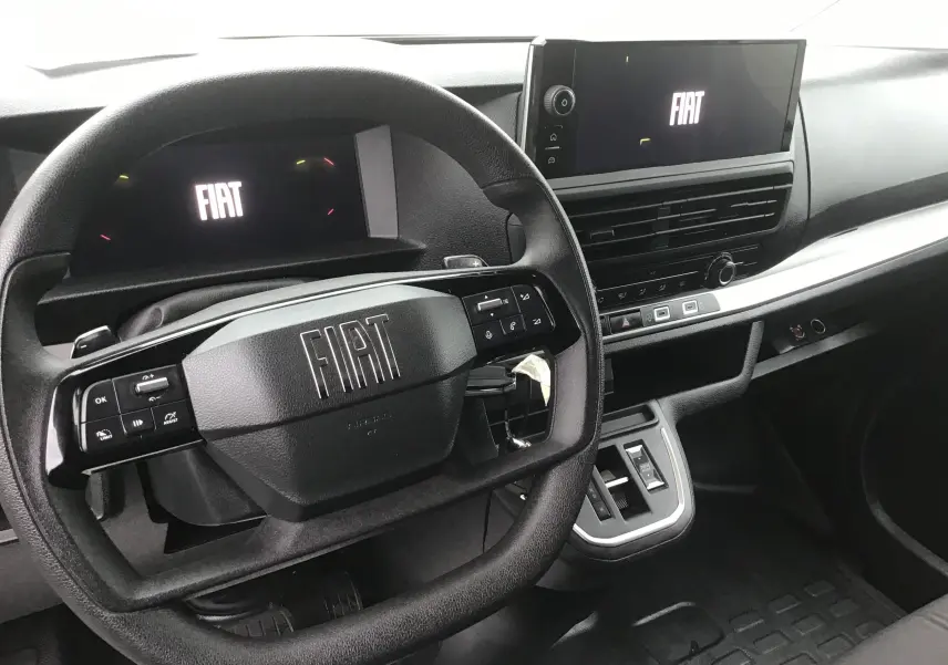 Vue intérieure du tableau de bord et volant noir du FIAT Scudo Fourgon 2024 avec écran tactile et commandes intégrées.