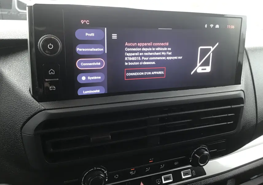 Vue rapprochée de l’écran tactile central du Fiat Scudo Fourgon blanc 2024, affichant le menu connectivité.
