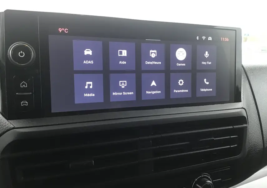 Écran tactile central du tableau de bord du Fiat Scudo Fourgon blanc 2024, affichant le menu principal connecté.