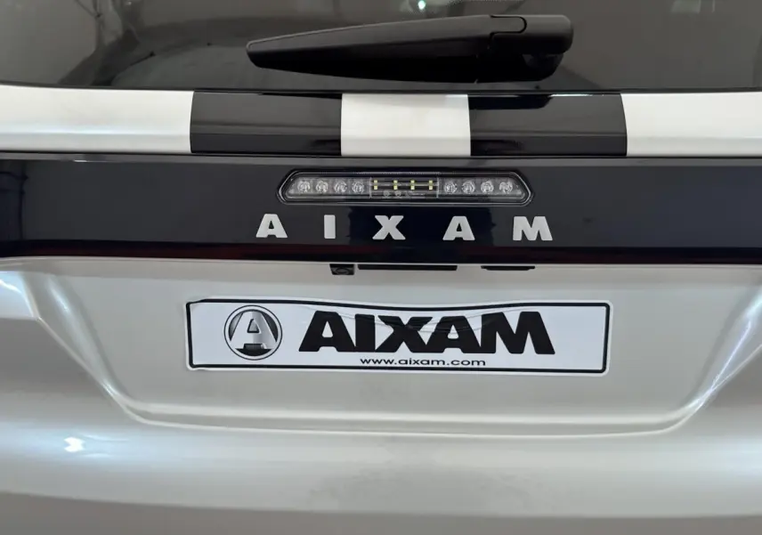 Vue rapprochée arrière de l'AIXAM AMBITION 0.5 CITY GTO blanche avec logo et bande noire distinctive sur le coffre.