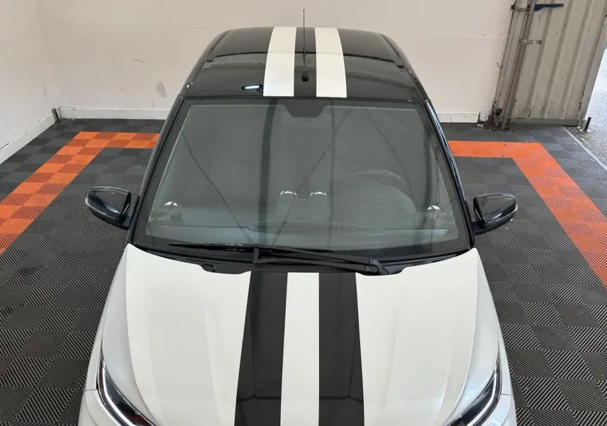 Vue plongeante avant d'une Aixam Ambition 0.5 City GTO blanche avec bandes noires sur le capot et le toit.