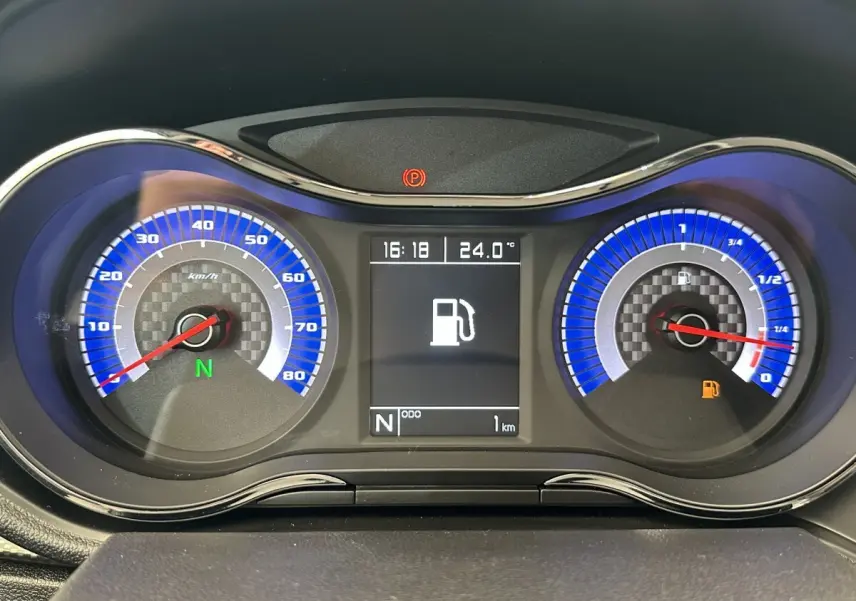 Tableau de bord de l'AIXAM AMBITION 0.5 CITY GTO 2026, affichage numérique central avec compteurs bleus et fond carbone.