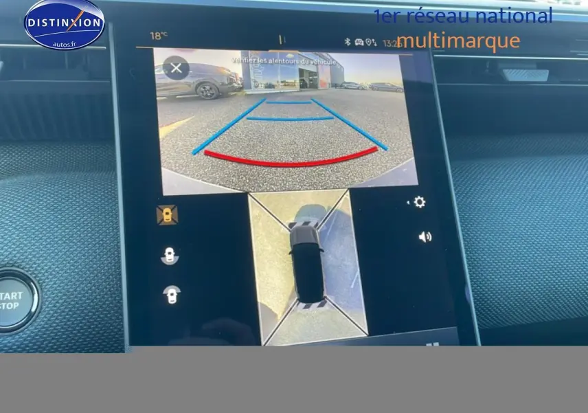 Écran tactile intérieur montrant la caméra de recul et vue panoramique 360° du Citroën C5 Aircross blanc.