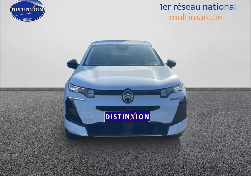 Vue frontale d'un Citroën C5 Aircross blanc avec calandre noire et phares LED fins sur fond neutre.