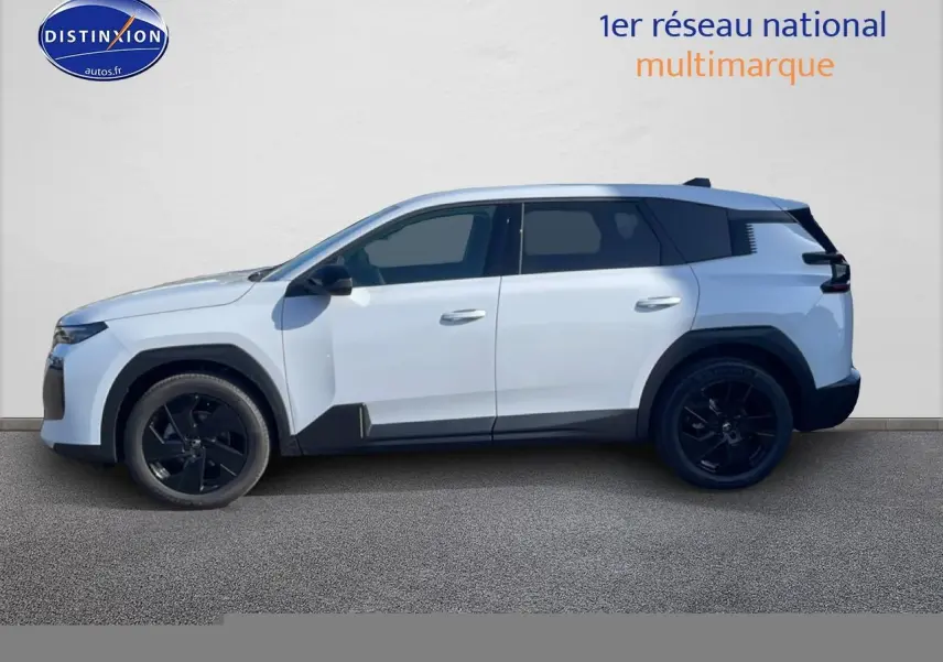 Vue latérale droite d'un Citroën C5 Aircross blanc 2026 avec jantes noires et vitres arrière teintées.