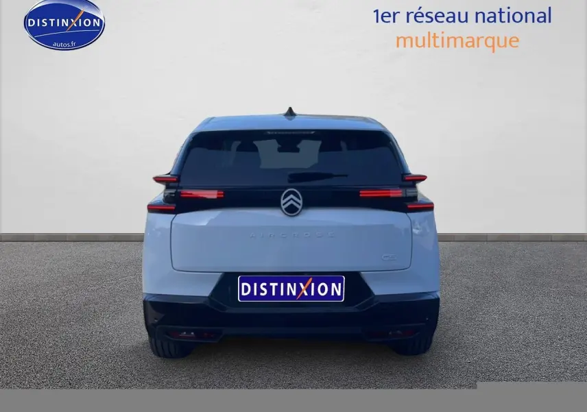 Vue arrière du Citroën C5 Aircross blanc 2026 avec feux LED horizontaux et lunette arrière surteintée.