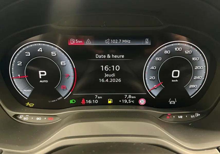 Tableau de bord numérique d'Audi Q2 35 TFSI 150 S tronic 7 S line, affichant vitesse, régime et informations de conduite.