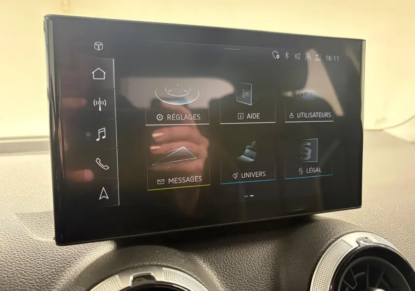 Vue de face de l'Audi Q2 35 TFSI S Line 2026 en Gris Daytona, mettant en valeur son design compact et moderne.