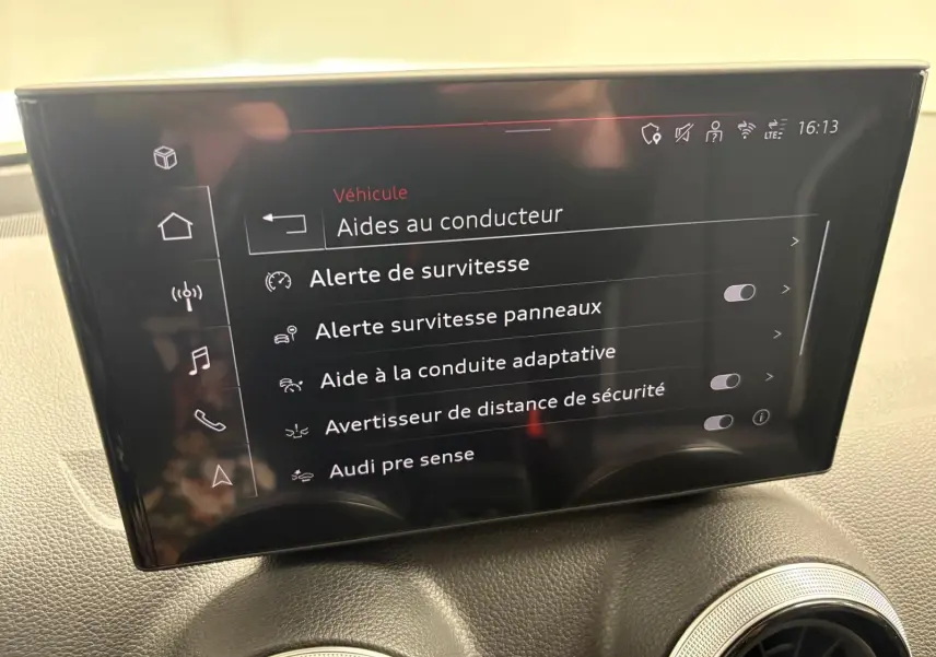 Vue de face rapprochée de l'Audi Q2 35 TFSI S Line 2026 en Gris Daytona avec calandre et phares distinctifs.