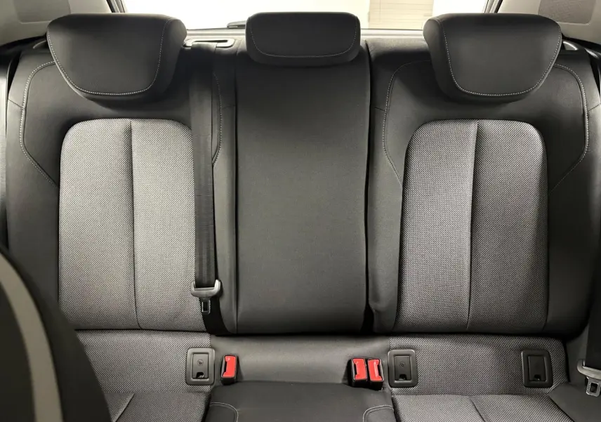 Vue rapprochée des sièges arrière noirs de l’Audi Q2 35 TFSI S line 2026, soulignant les appuie-têtes et ceintures.