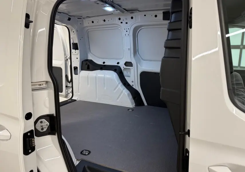 Vue intérieure côté droit du compartiment de charge blanc candy du Volkswagen Caddy 2.0 TDI 122 DSG7 Business 2025.