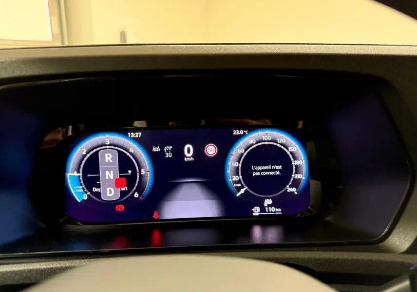 Affichage numérique du tableau de bord du Volkswagen Caddy 2025, avec indication vitesse et mode boîte auto en bleu et noir.