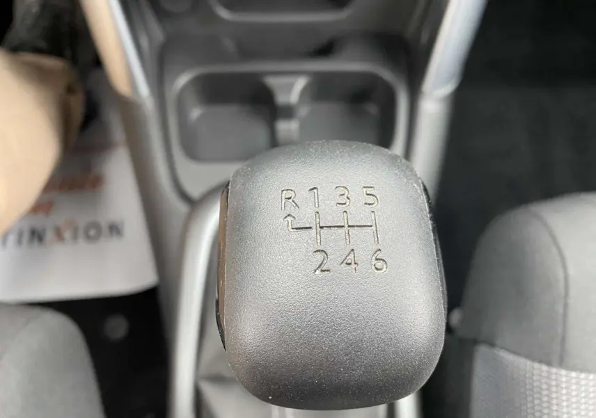 Gros plan sur le levier de vitesse manuel noir du Citroën C3 Aircross gris, version Shine 2020, intérieur du véhicule.