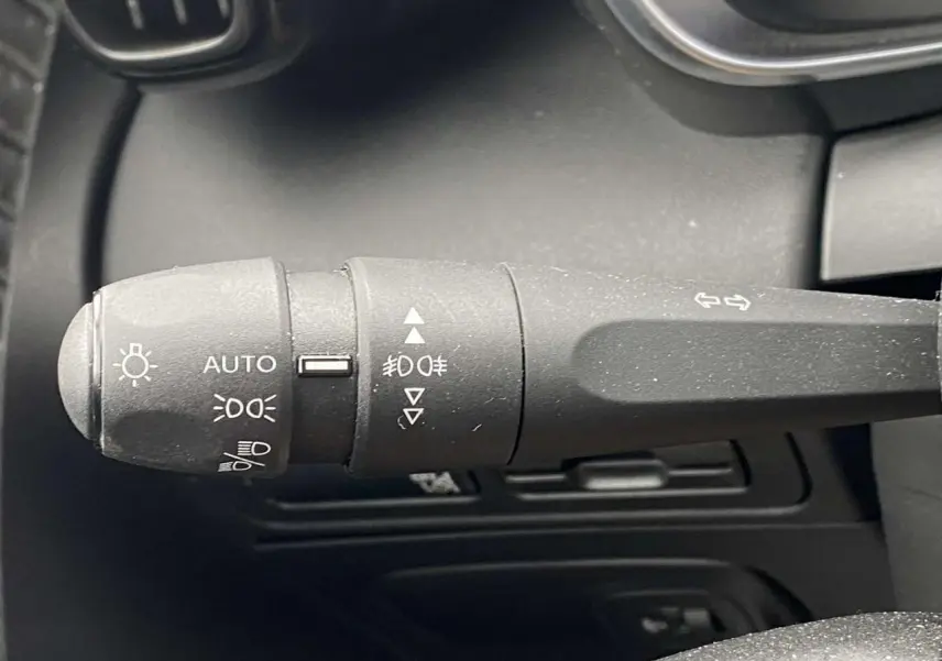 Gros plan sur la commande des feux et clignotants dans l’habitacle du Citroën C3 Aircross gris 2020.