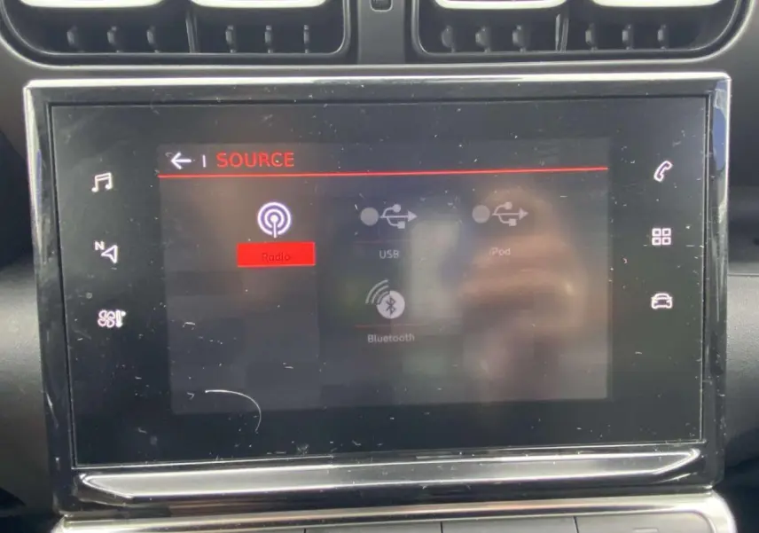 Écran tactile central du Citroën C3 Aircross 2020, affichant les options radio, USB, iPod et Bluetooth.