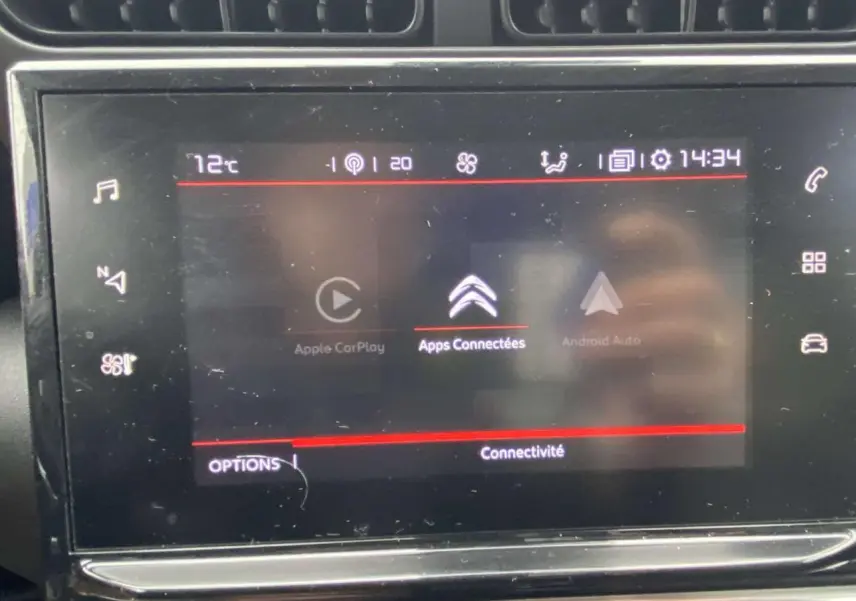 Écran tactile central du Citroën C3 Aircross 2020 gris, affichant les options de connectivité Apple CarPlay et Android Auto.