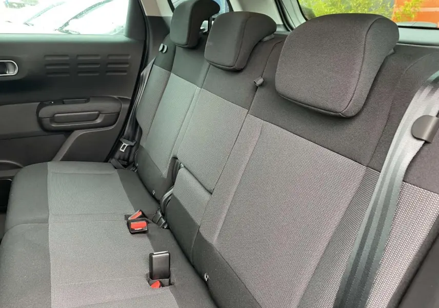 Vue intérieure de la banquette arrière grise du Citroën C3 Aircross 2020, avec appuie-têtes et ceintures visibles.
