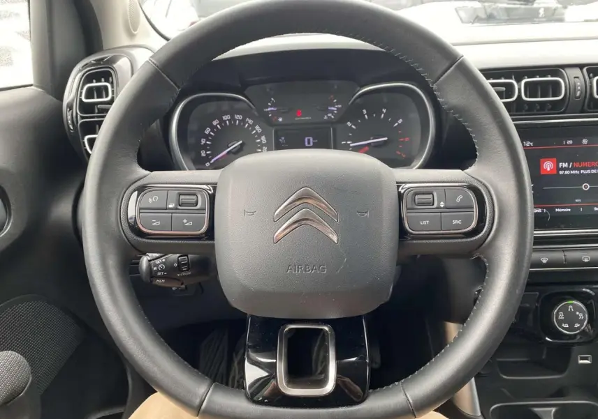 Vue intérieure centrée sur le volant noir du Citroën C3 Aircross 2020 avec tableau de bord et commandes visibles.
